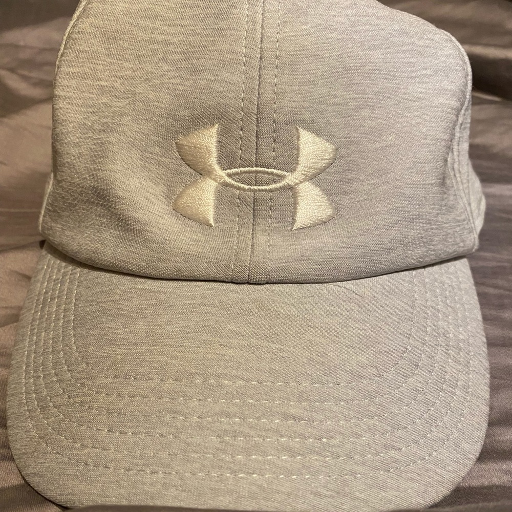 Gray UA women’s cap
